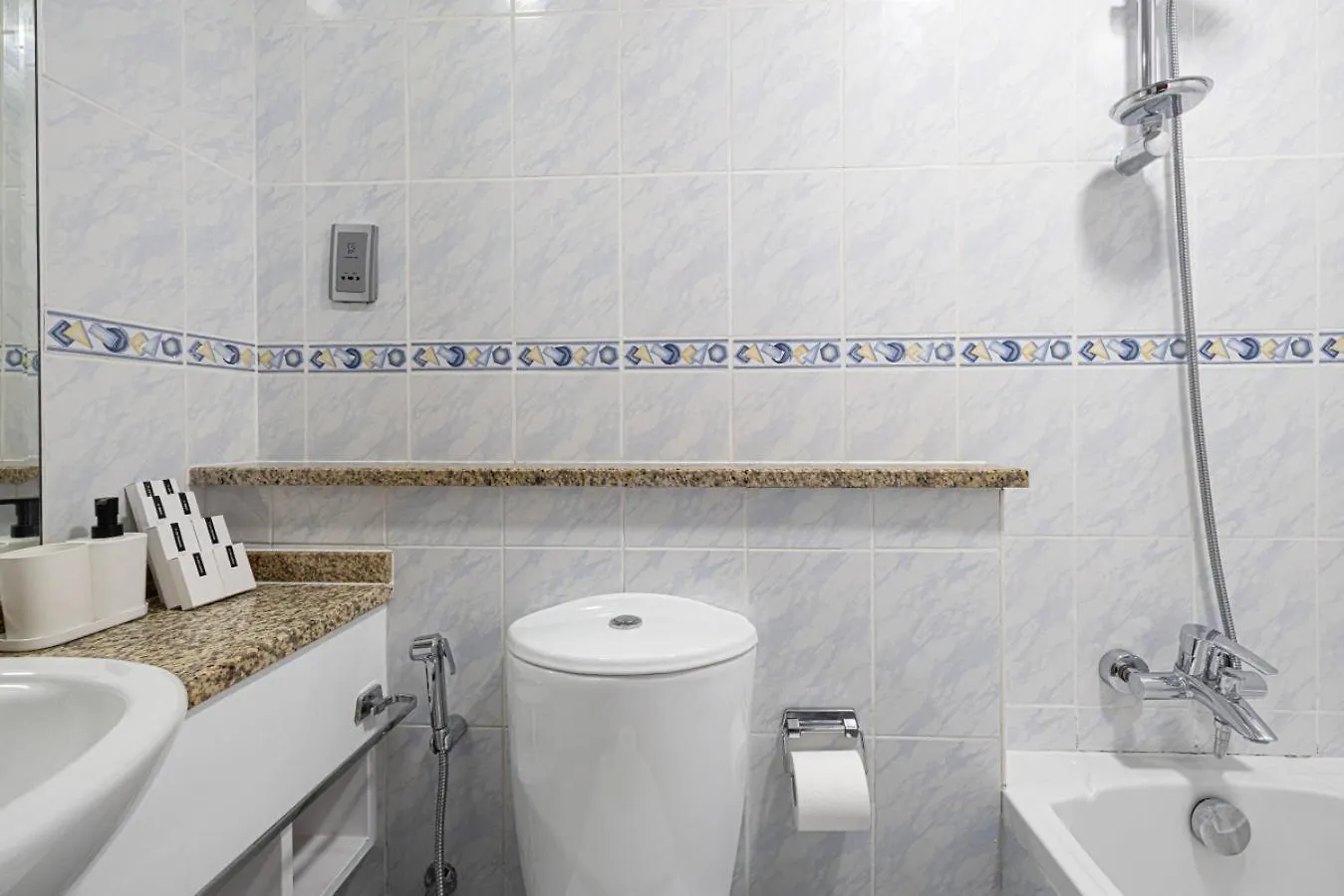 Lake View Studio Near Marina With Pool, Balcony And Gym Dubai