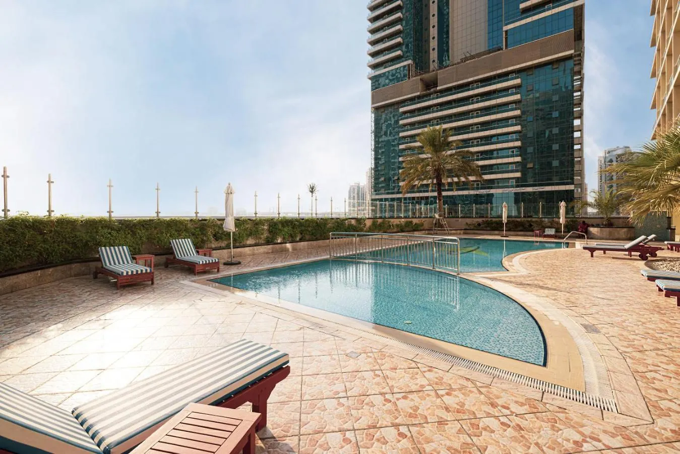 Lake View Studio Near Marina With Pool, Balcony And Gym Dubaj Apartmán